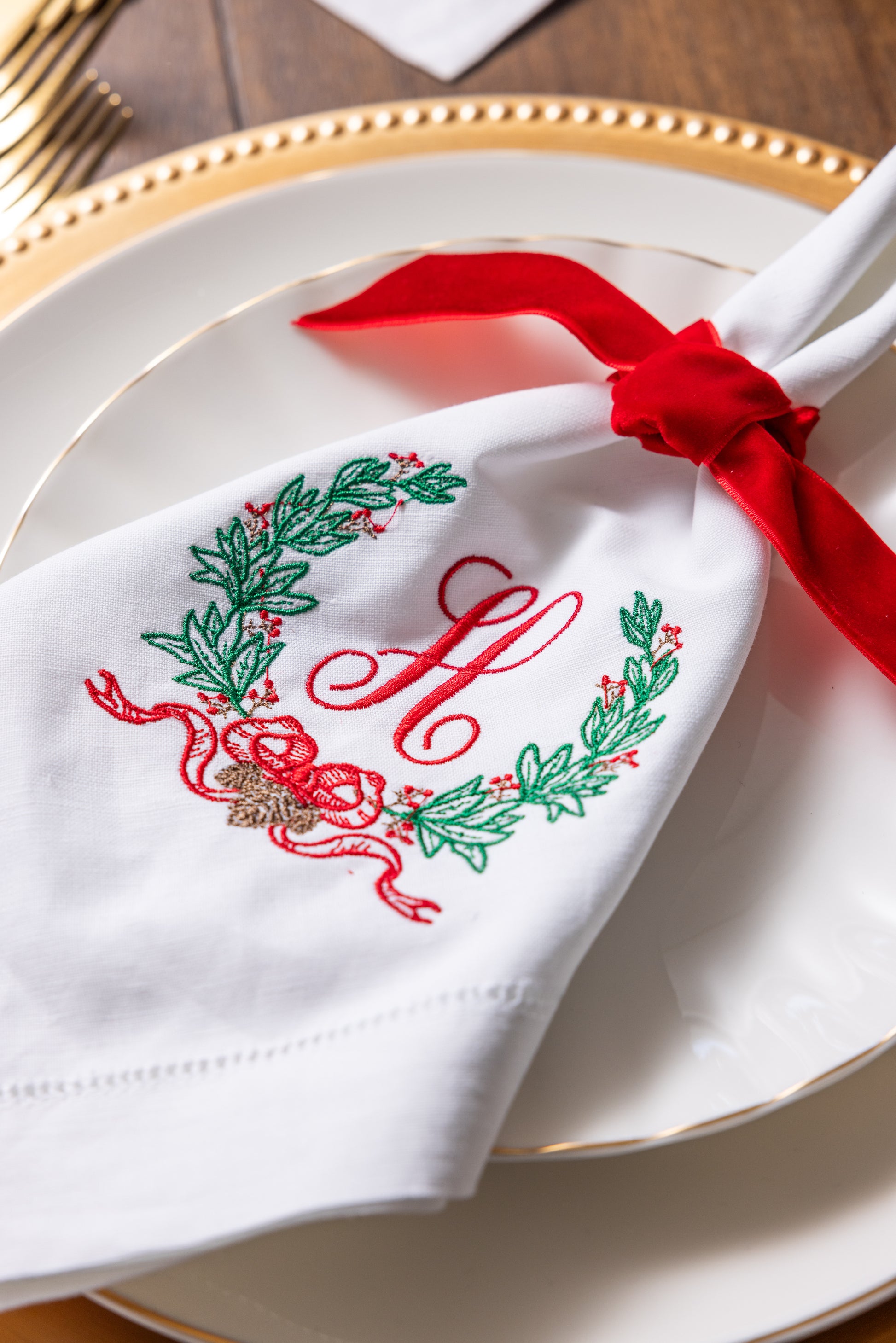 Embroidered Christmas Fabric Napkins with Pinecone Wreath and Personalized Single Letter Monogram Set