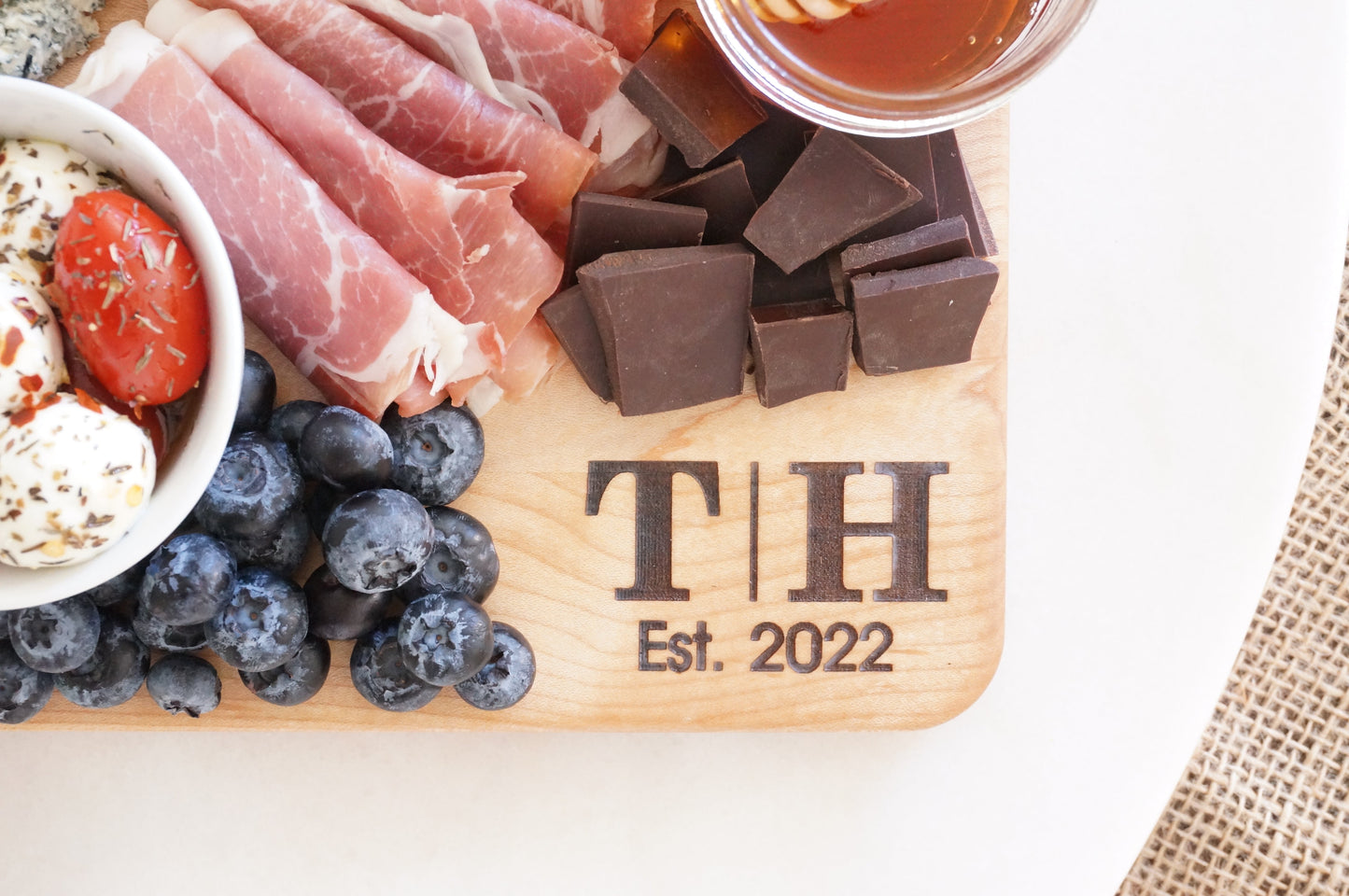 Personalized Charcuterie Board Gift Set with Matching Tea Towel & Cloth Cocktail Napkins
